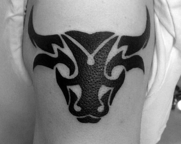 40 Tribal Bull Tattoo Designs für Männer - leistungsstarke Tinte Ideen  