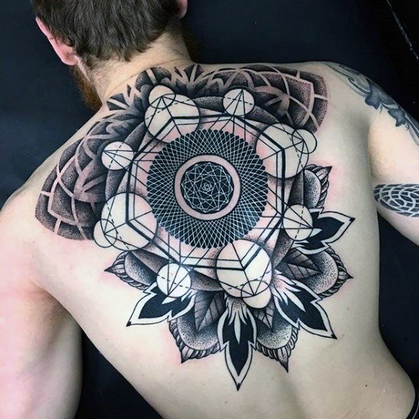 40 geometrische zurück Tattoos für Männer - Dimensional Ink Ideen  