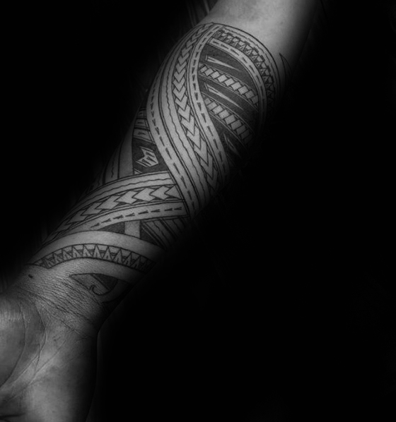 40 polynesischen Unterarm Tattoo-Designs für Männer - männliche Stammes-Ideen  