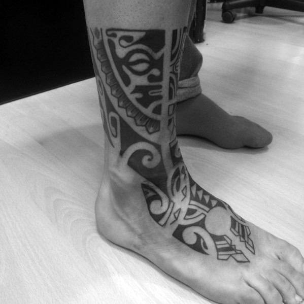 40 Tribal Foot Tattoos für Männer - Manly Design-Ideen  