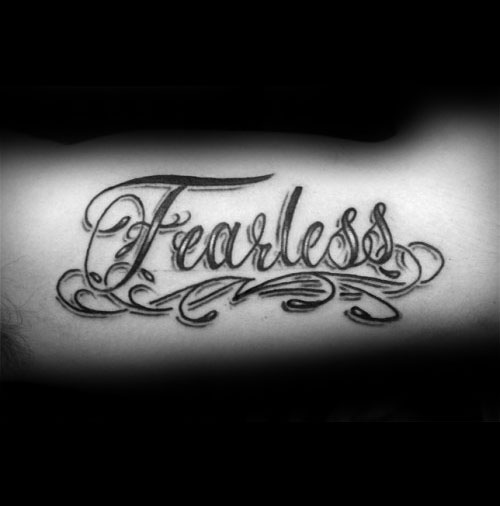 20 furchtlose Tattoo Designs für Männer - leistungsstarke Word Ink Ideen  