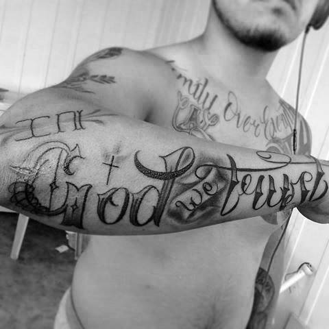 20 In Gott vertrauen wir Tattoo Designs für Männer - Motto Ink Ideas  