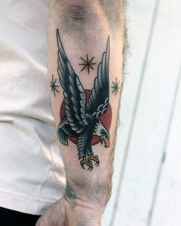 50 traditionelle Adler Tattoo Designs für Männer - Old School-Ideen  
