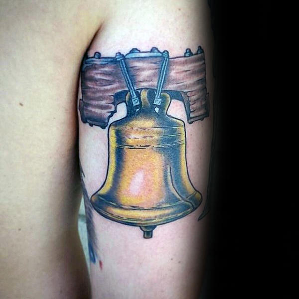40 Liberty Bell Tattoo Designs für Männer - patriotische Tinte Ideen  