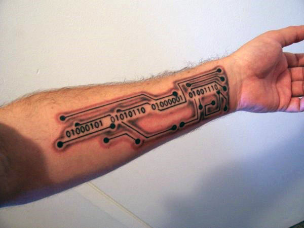 30 binäre Tattoo Designs für Männer - kodierte Tinte Ideen  