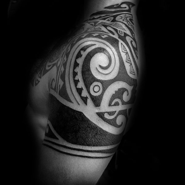 80 Tribal Schulter Tattoos für Männer - Maskuline Design-Ideen  