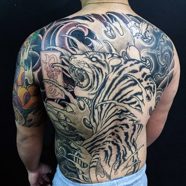 50 Cool Back Tattoos für Männer - Expansive Canvas Design-Ideen  