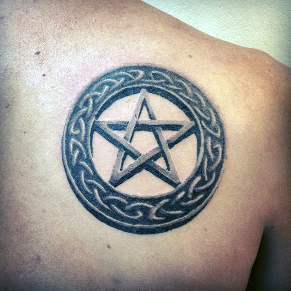 50 Pentagramm Tattoo-Designs für Männer - fünf Spitzen Star Ideen  