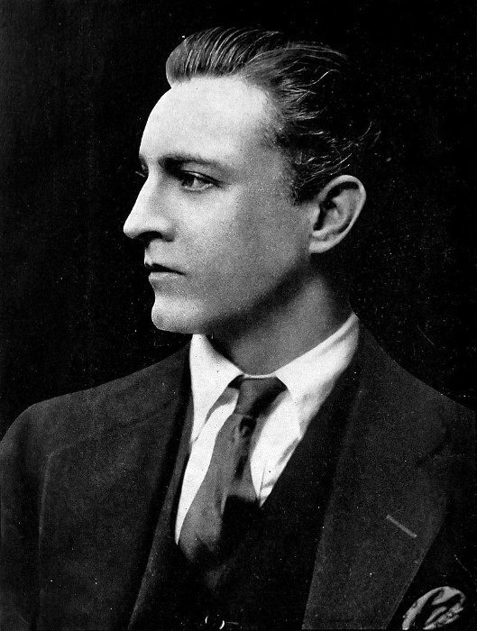 Frisuren der 1920er Jahre für Männer - noble Schnitte mit einem Hut gekrönt  