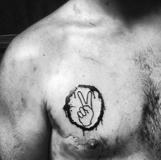 70 Friedenszeichen-Tätowierungen für Männer - symbolische Tinten-Design-Ideen  