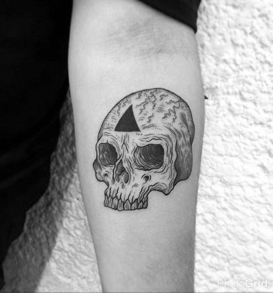 50 kleine Schädel Tattoos für Männer - Mortality Design-Ideen  