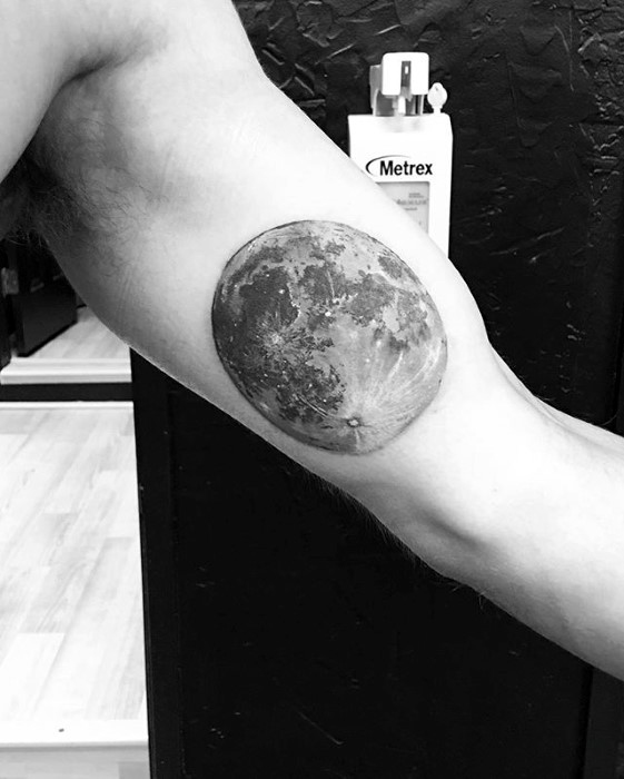 30 realistische Mond Tattoo Designs für Männer - Astronomische Ideen  