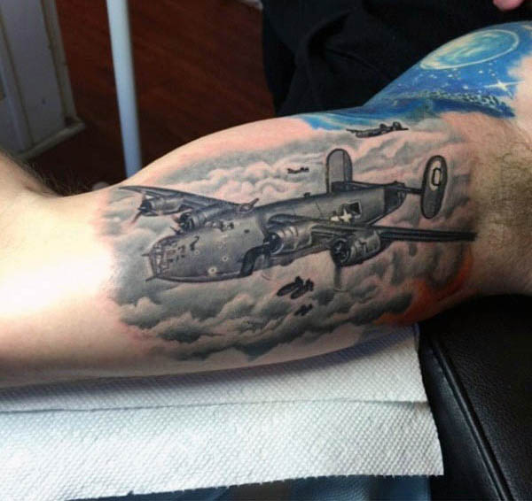 50 Flugzeug Tattoos für Männer - Luftfahrt und Flug inspiriert Ideen  