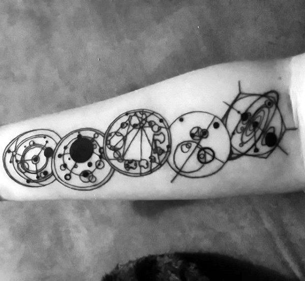 40 Gallifreyan Tattoo Designs für Männer - Doctor Who Ink Ideen  