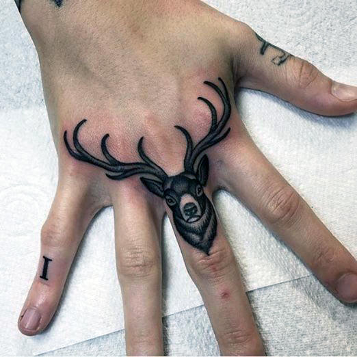 70 Geweih Tattoo Designs für Männer - Coole verzweigte Horn Tinte Ideen  