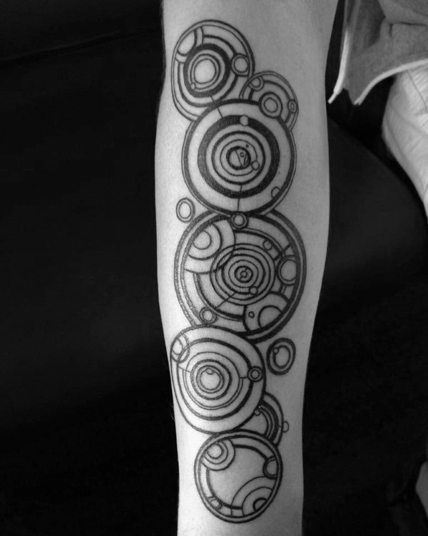 40 Gallifreyan Tattoo Designs für Männer - Doctor Who Ink Ideen  