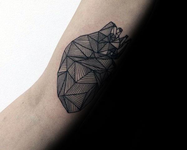 50 geometrische Herz Tattoo Designs für Männer - symmetrische Ideen  