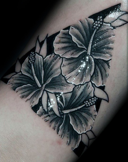 80 Hibiskus Tattoo Designs für Männer - Blumen-Tinte-Ideen  