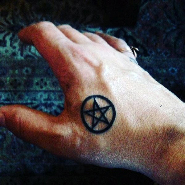 50 Pentagramm Tattoo-Designs für Männer - fünf Spitzen Star Ideen  