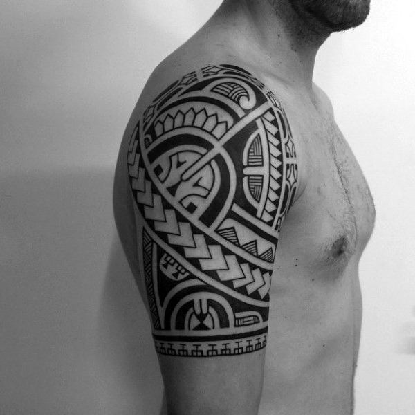 75 Half Sleeve Tribal Tattoos für Männer - Maskulin Design-Ideen  