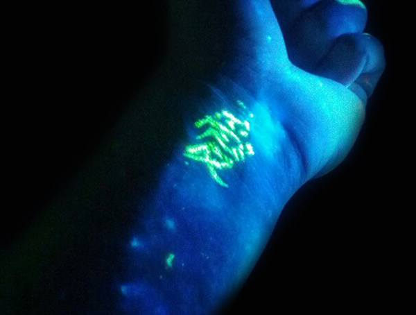 Wie lange leuchten im Dunkeln Tattoos zuletzt - UV Blacklight Body Art  