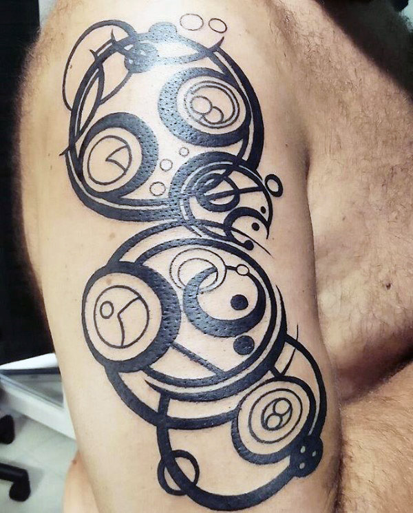 40 Gallifreyan Tattoo Designs für Männer - Doctor Who Ink Ideen  