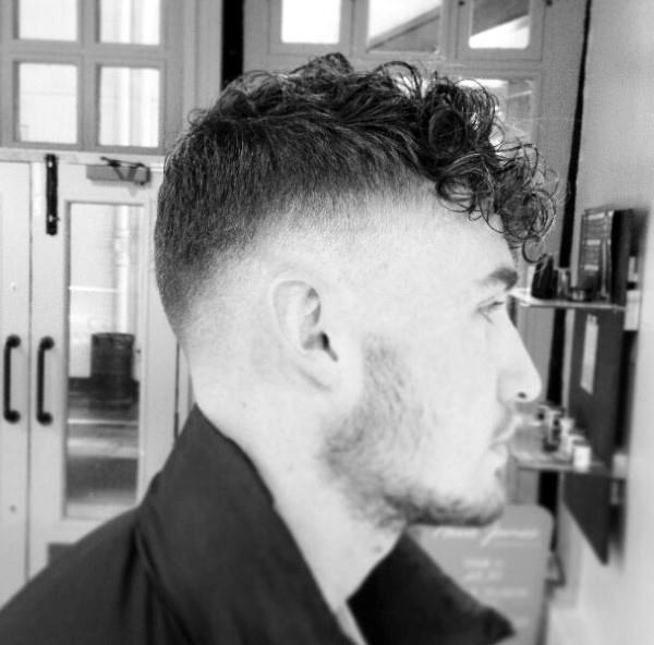 25 Curly Fade Haarschnitte für Männer - Manly Semi-Fro Frisuren  
