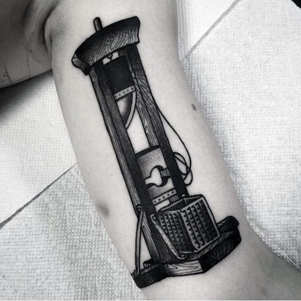 50 Guillotine Tattoo Designs für Männer - enthauptete Tinte Ideen  