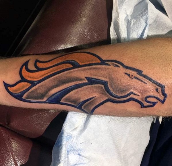 40 Denver Broncos Tattoos für Männer - Fußball-Tinten-Ideen  