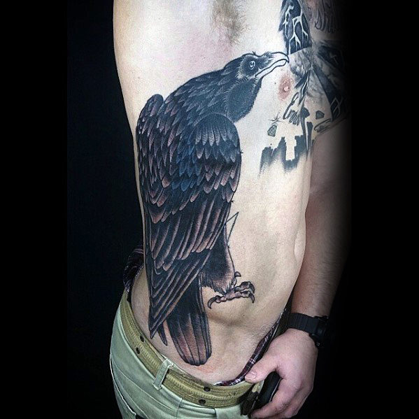 40 traditionelle Crow Tattoo Designs für Männer - Old School Bird Ideen  