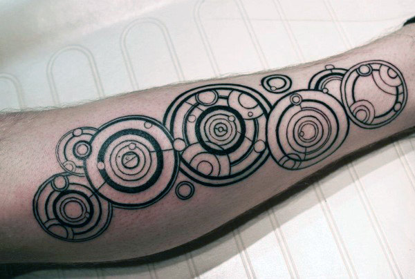 40 Gallifreyan Tattoo Designs für Männer - Doctor Who Ink Ideen  