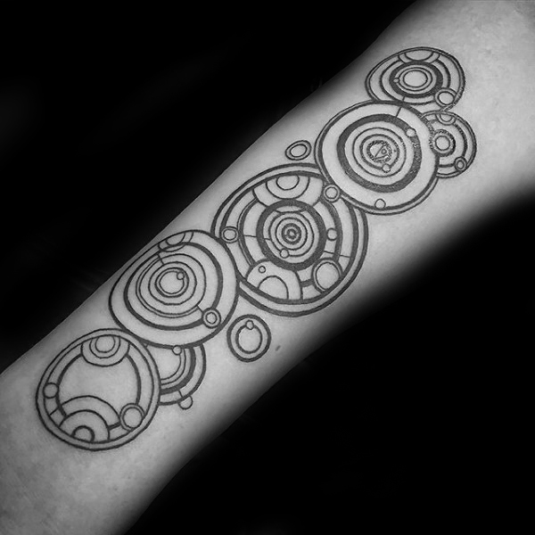 40 Gallifreyan Tattoo Designs für Männer - Doctor Who Ink Ideen  