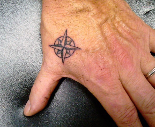 70 einfache Hand Tattoos für Männer - Cool Ink Design-Ideen  