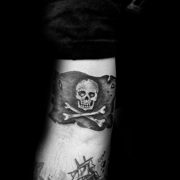 40 Piraten Flagge Tattoo-Designs für Männer - Jolly Roger Ink Ideen  