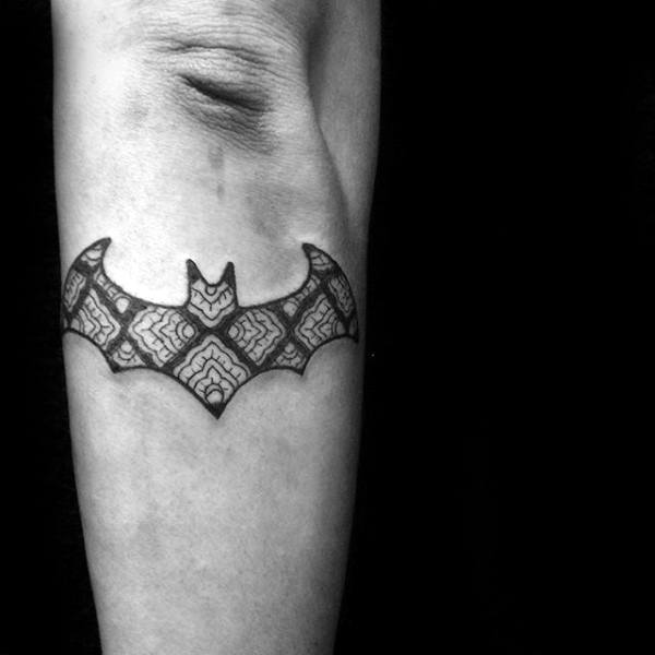 50 Batman Symbol Tattoo Designs für Männer - Superhelden-Tinte Ideen  