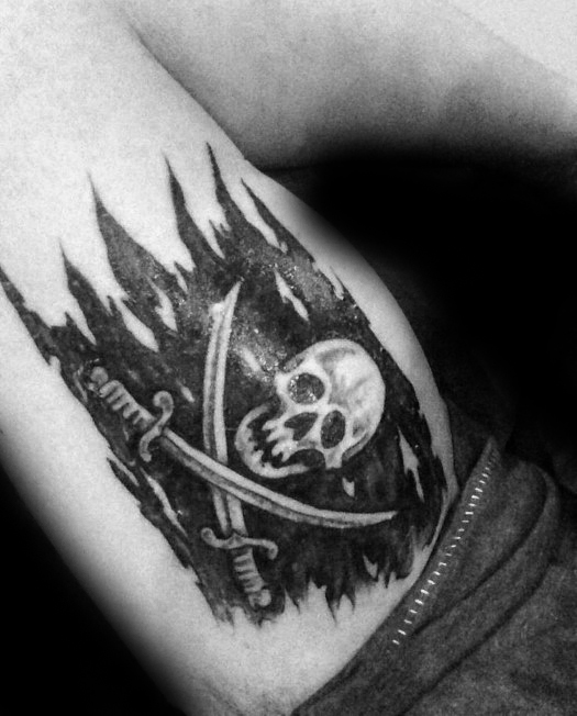 40 Piraten Flagge Tattoo-Designs für Männer - Jolly Roger Ink Ideen  