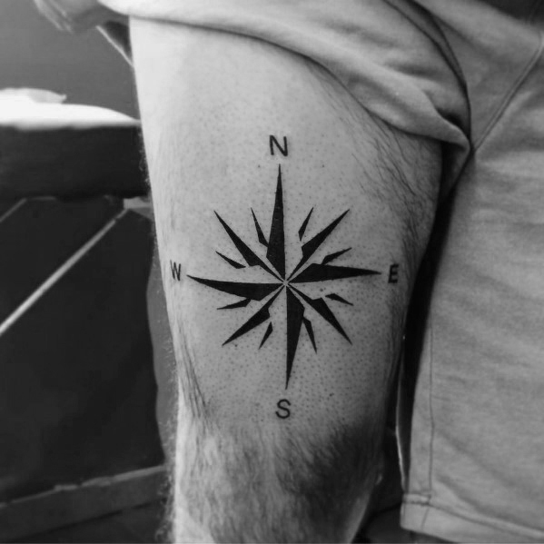 50 einfache Kompass Tattoos für Männer - gerichtete Design-Ideen  