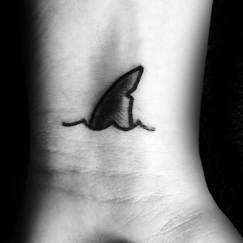 20 Haifischflossen-Tätowierungs-Entwürfe für Männer - männliche Tinten-Ideen  