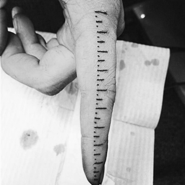20 Lineal Tattoo Designs für Männer - Messung Tinte Ideen  