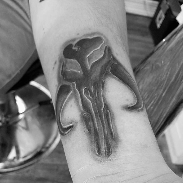 40 Mandalorian Tattoo Designs für Männer - Star Wars Ink Ideen  