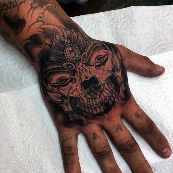 80 Schädel Hand Tattoo Designs für Männer - Manly Ink Ideen  