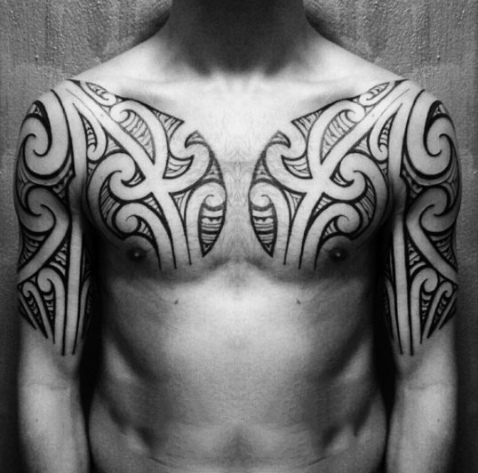 50 Tribal Brust Tattoos für Männer - Maskulin Design-Ideen  