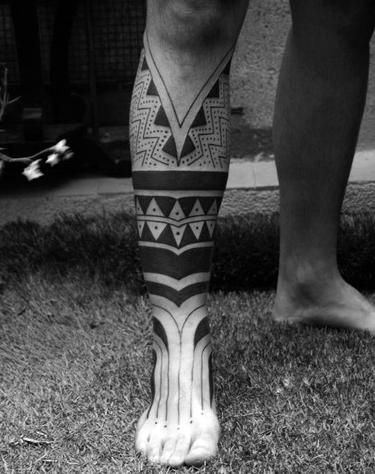 40 Tribal Foot Tattoos für Männer - Manly Design-Ideen  
