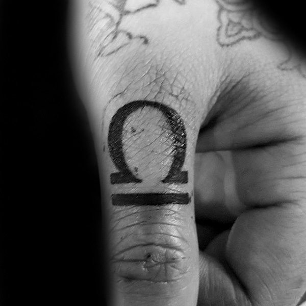 60 Waage Tattoos für Männer - Balanced Scale Ink Design-Ideen  