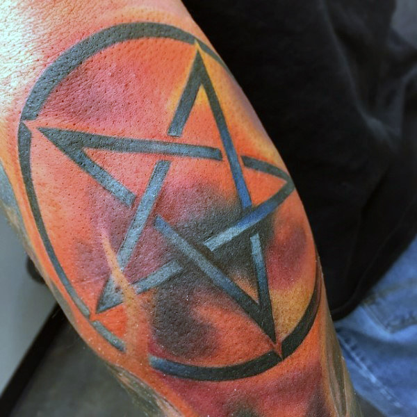 50 Pentagramm Tattoo-Designs für Männer - fünf Spitzen Star Ideen  