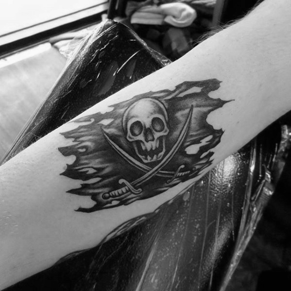 40 Piraten Flagge Tattoo-Designs für Männer - Jolly Roger Ink Ideen  