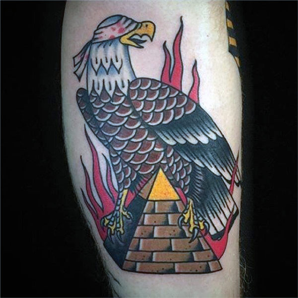 40 Pyramid Tattoo Designs für Männer - Ink Ideas mit einem höheren Zweck  
