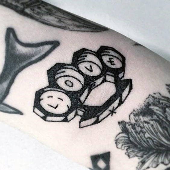 40 Messing Knuckle Tattoo Designs für Männer - Tinte Ideen mit einem Schlag  