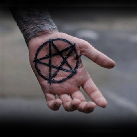 50 Pentagramm Tattoo-Designs für Männer - fünf Spitzen Star Ideen  