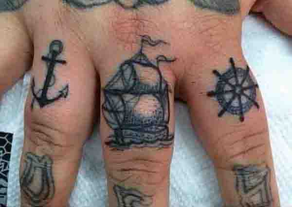 70 Schiffsrad Tattoo-Designs für Männer - eine sinnvolle Reise  